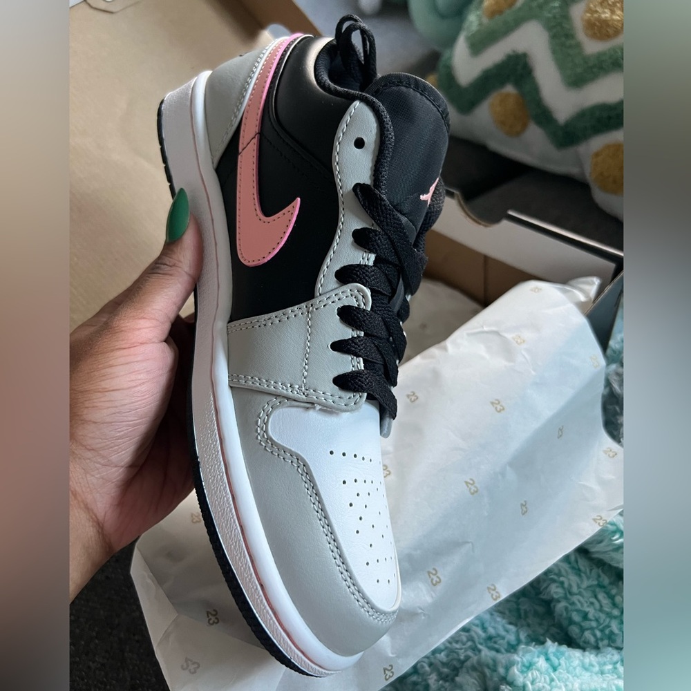 Nike Air Jordan 1 Low- Size 7.5M/9W